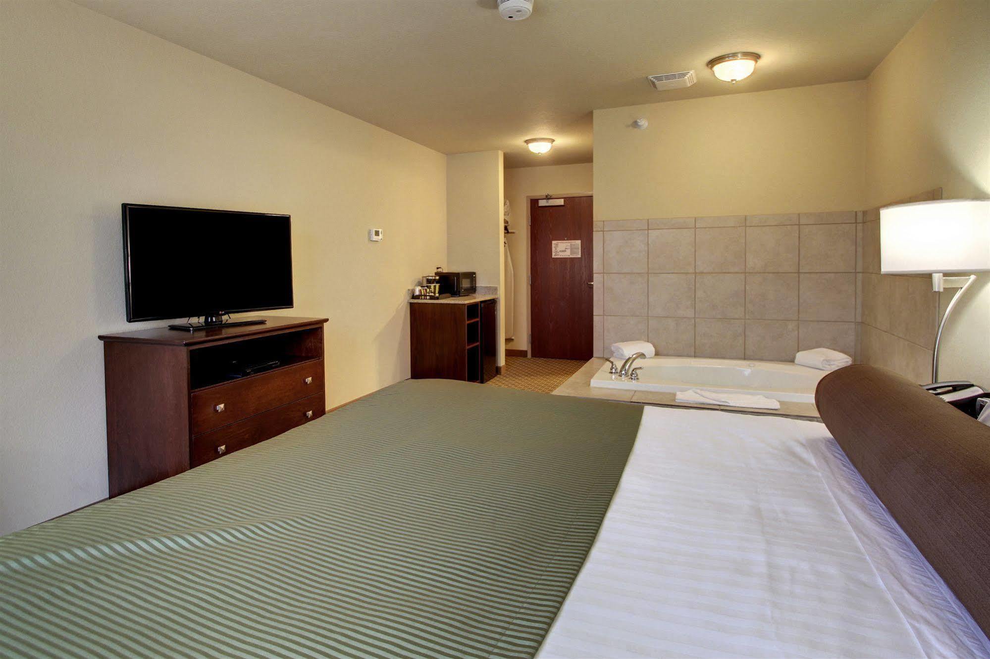 Cobblestone Inn & Suites - Big Lake Экстерьер фото
