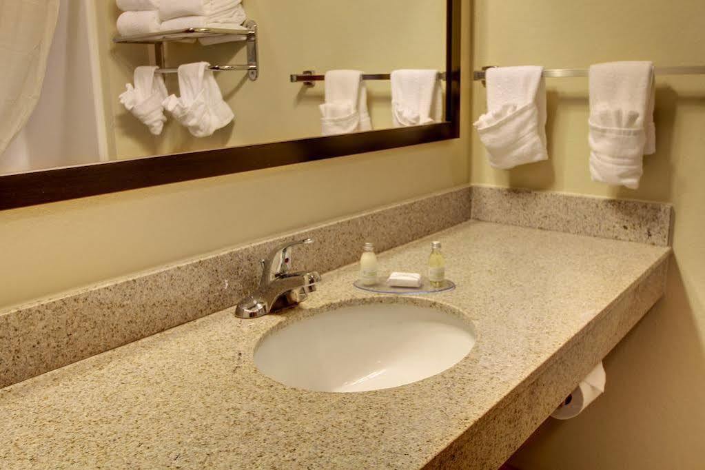 Cobblestone Inn & Suites - Big Lake Экстерьер фото